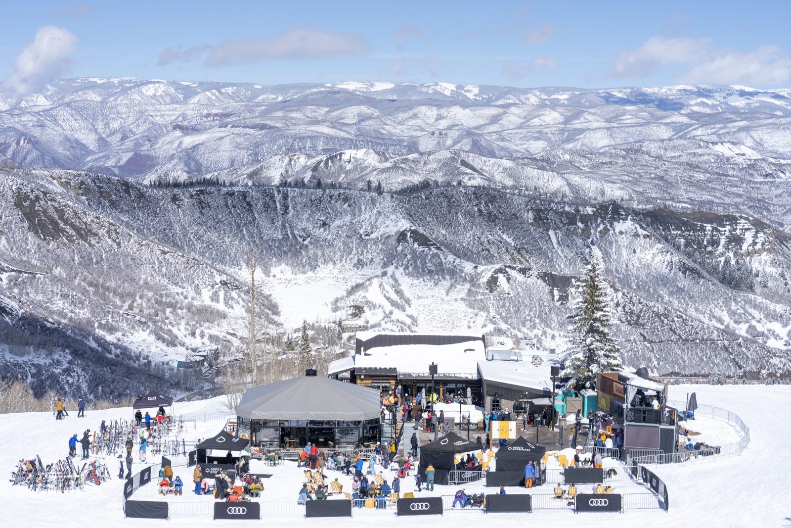 Terraza y escenario en la nieve en la estacion de Snowmass