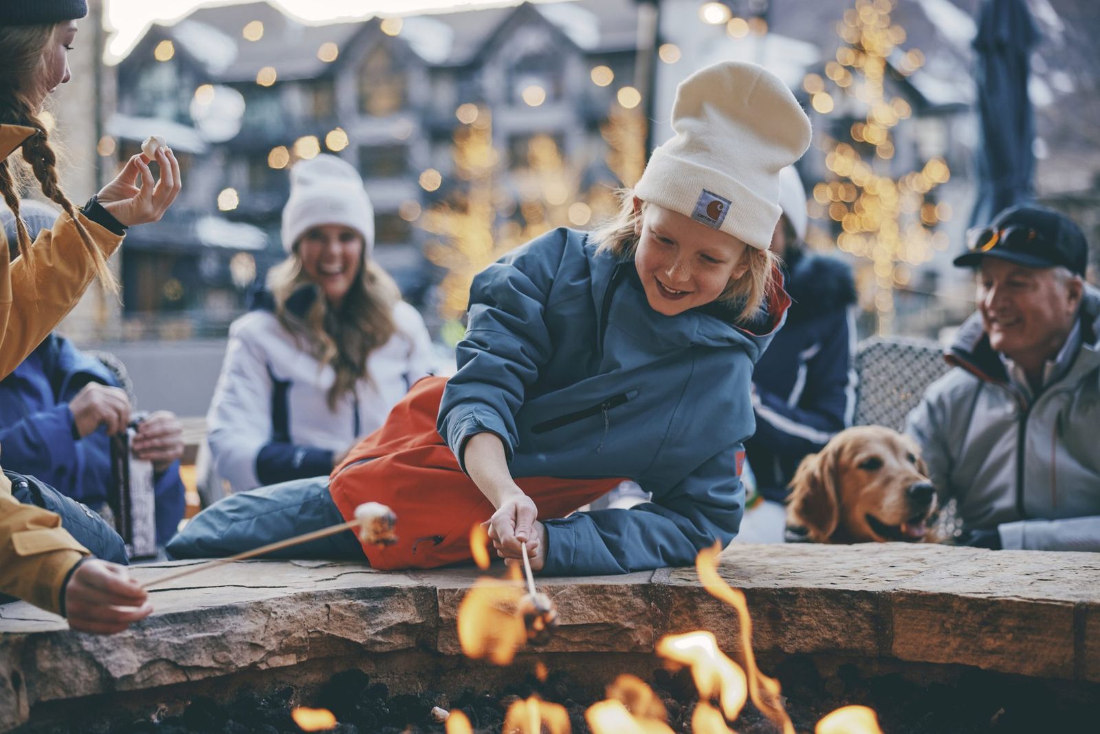 Familia asando nubes en una hoguera al aire libre en Aspen al anochecer