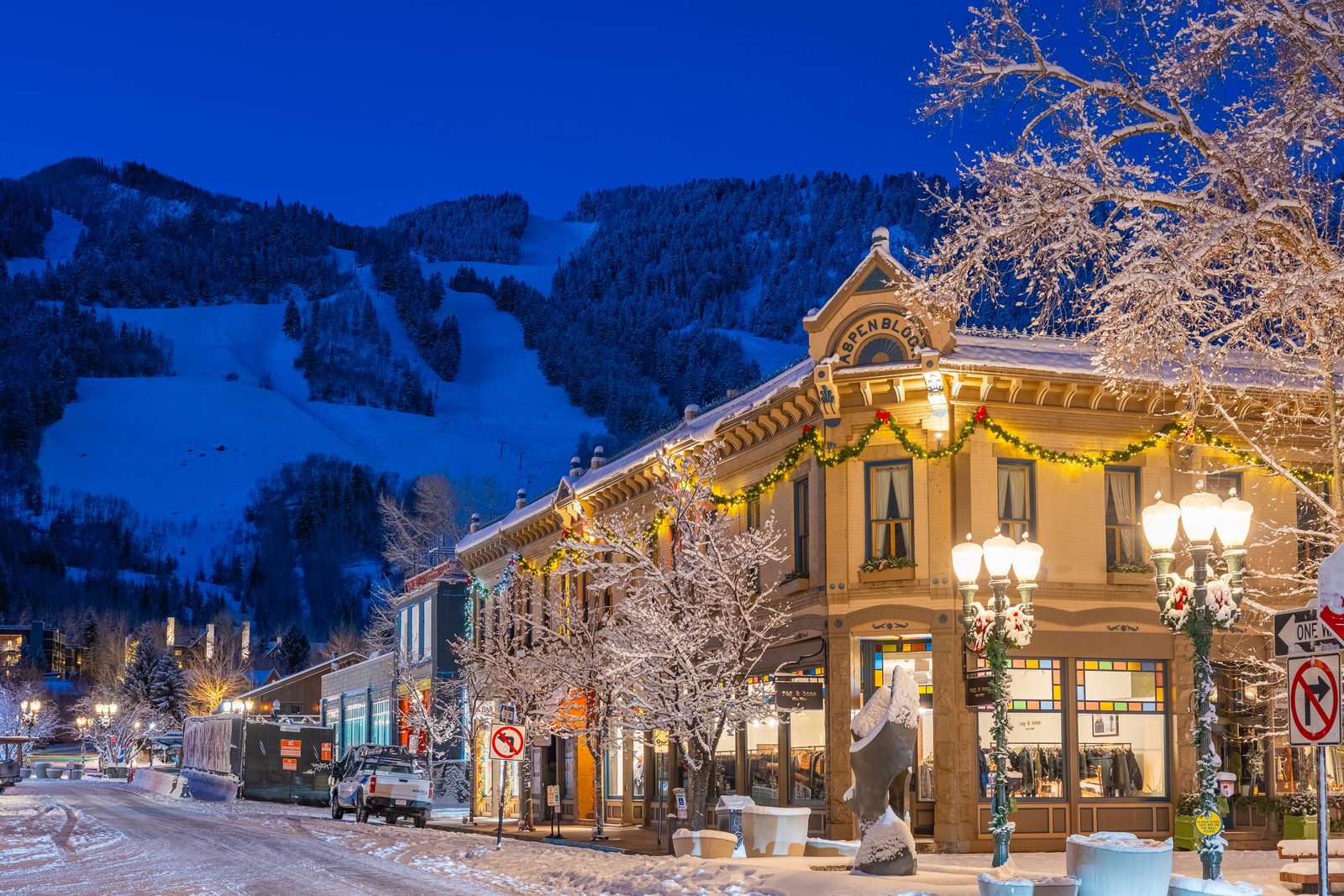 Edificio victoriano iluminado en la calle principal de Aspen de noche
