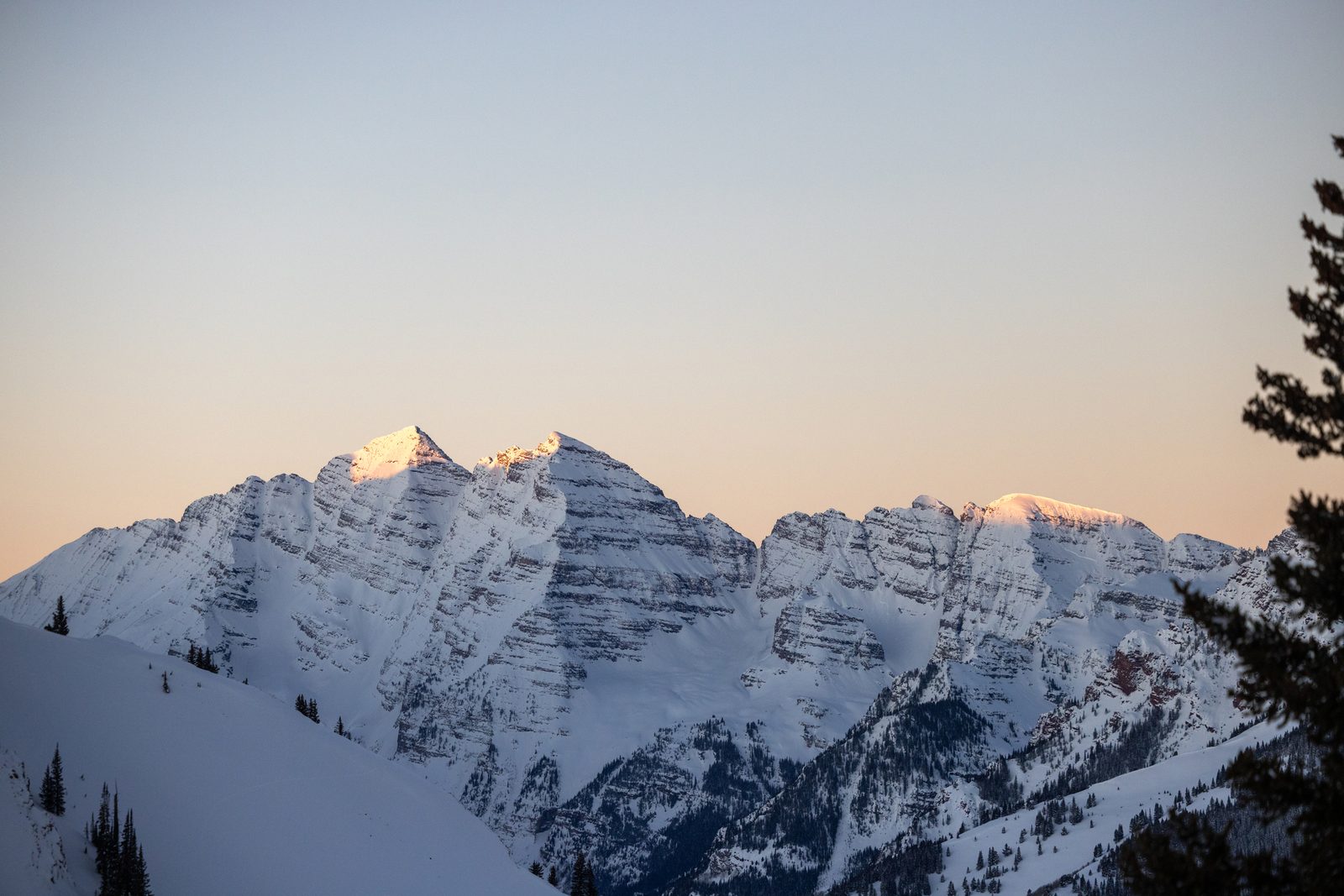Los picos Maroon Bells nevados al amanecer
