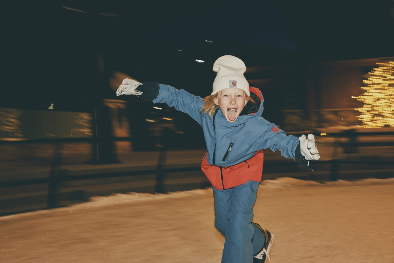 Nina patinando sobre hielo de noche en Aspen