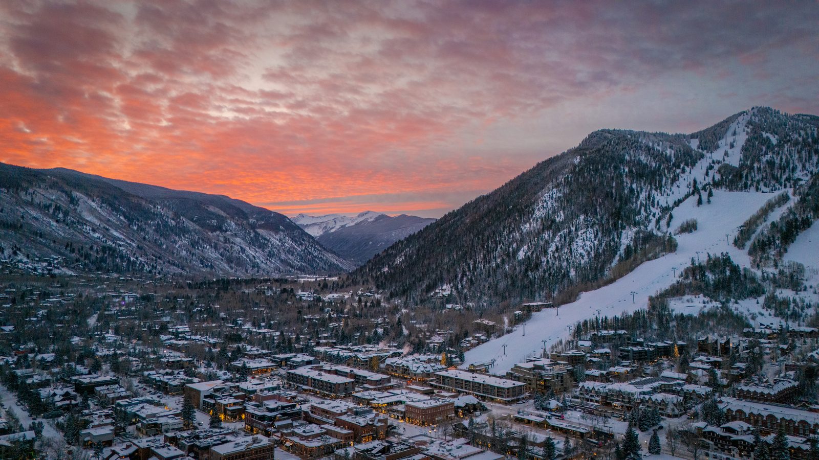 Vista aerea del pueblo de Aspen al atardecer con las pistas de Aspen Mountain