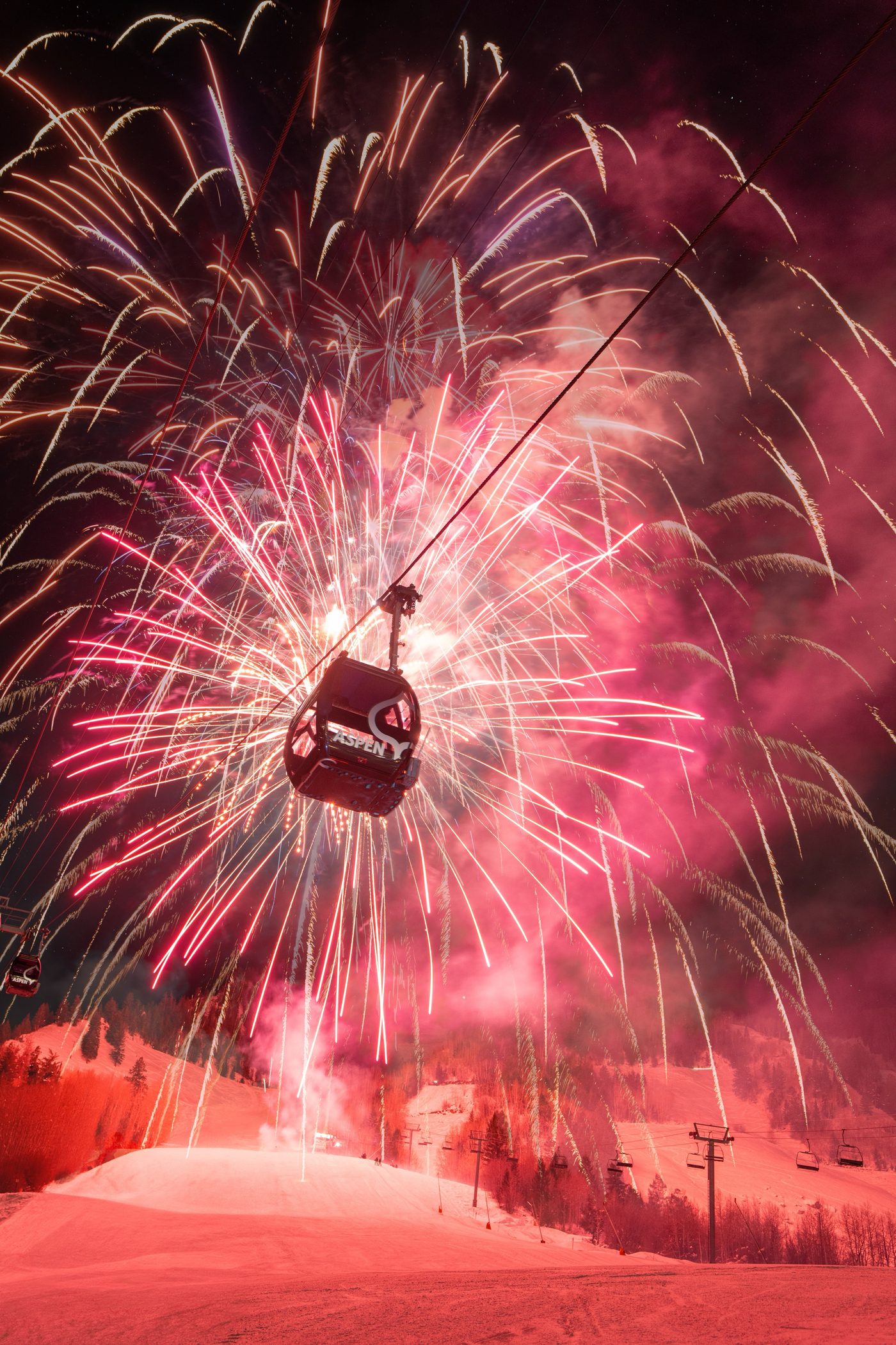 Fuegos artificiales sobre la montana de Aspen durante el Winterskol